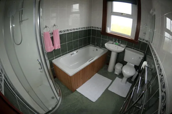 Monachuich self catering bathroom